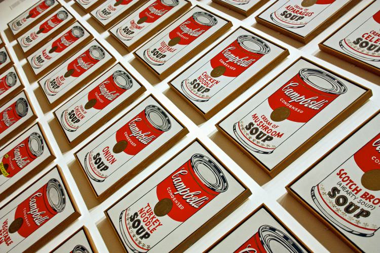 Das berühmte Kunstwerk Campbells Soup Cans von Andy Warhol aus dem Jahr 1962 besteht aus zweiunddreißig Leinwänden.